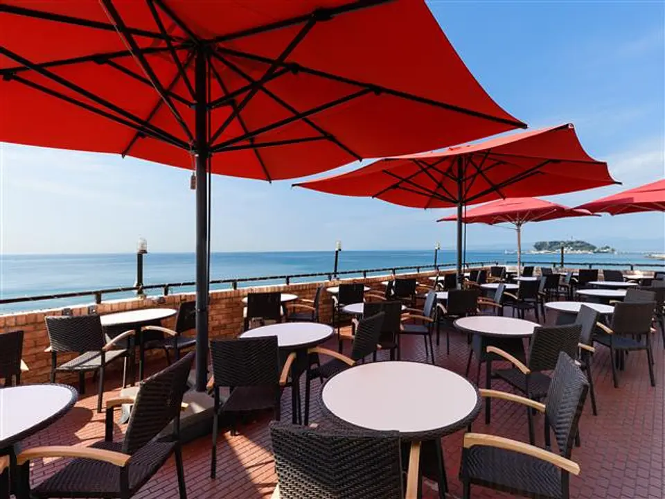 テラス席から望む七里ガ浜