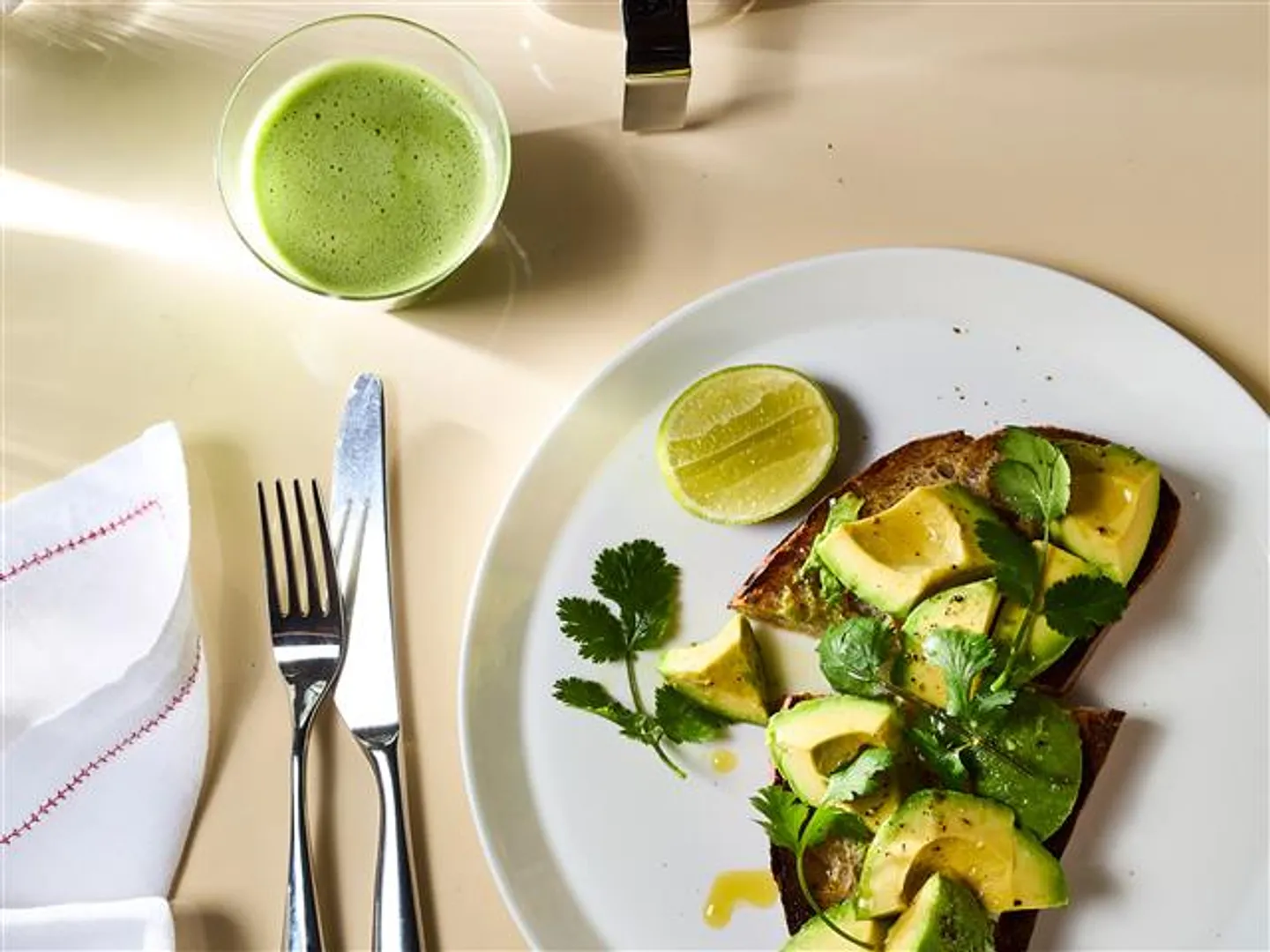 アボガドトースト、フレッシュコリアンダーとライム添え