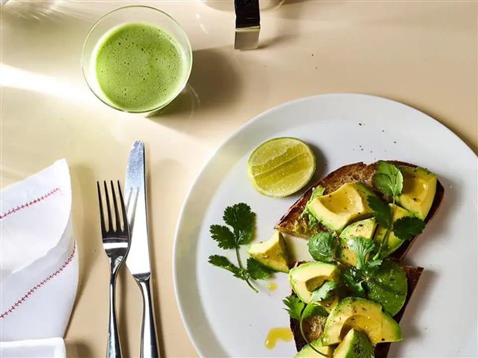 アボガドトースト、フレッシュコリアンダーとライム添え