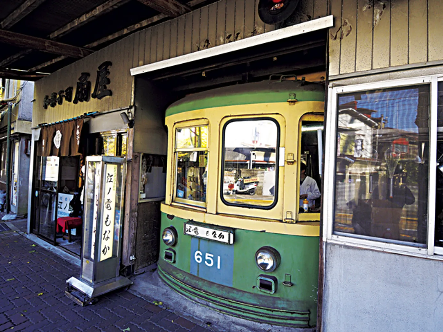 江ノ電の車両が目を引く外観になっている