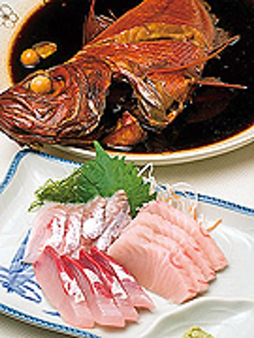 まるごと一匹金目鯛の煮魚、刺身三種盛