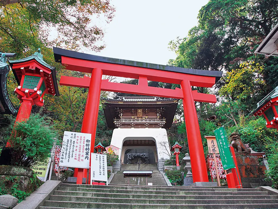 朱塗りの鳥居をくぐると竜宮城のような瑞心門が立つ