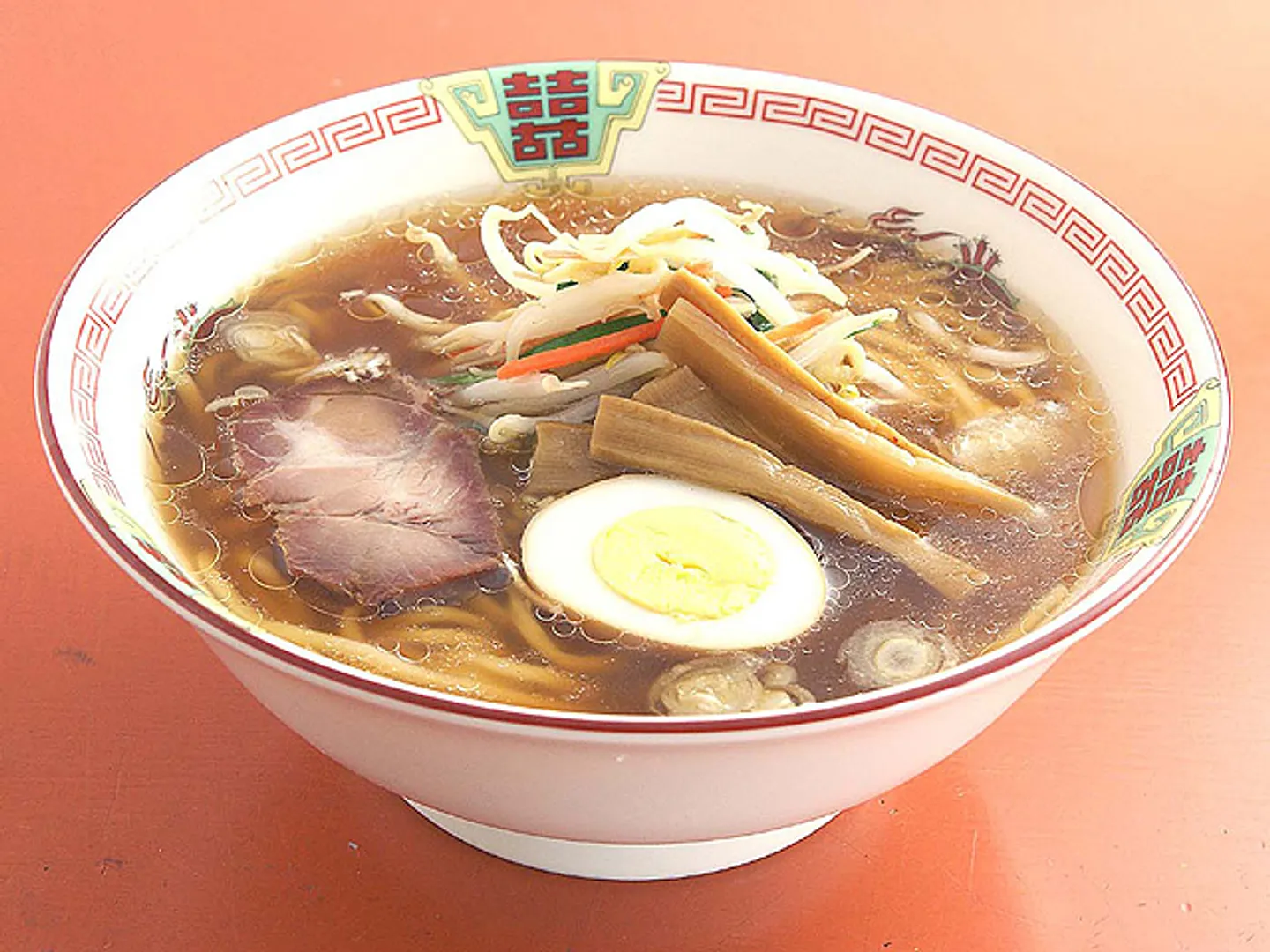 ラーメンは中太ストレート麺。スープは鶏ガラ、豚骨、野菜などを早朝から炊いて生醤油で割ったさっぱり味