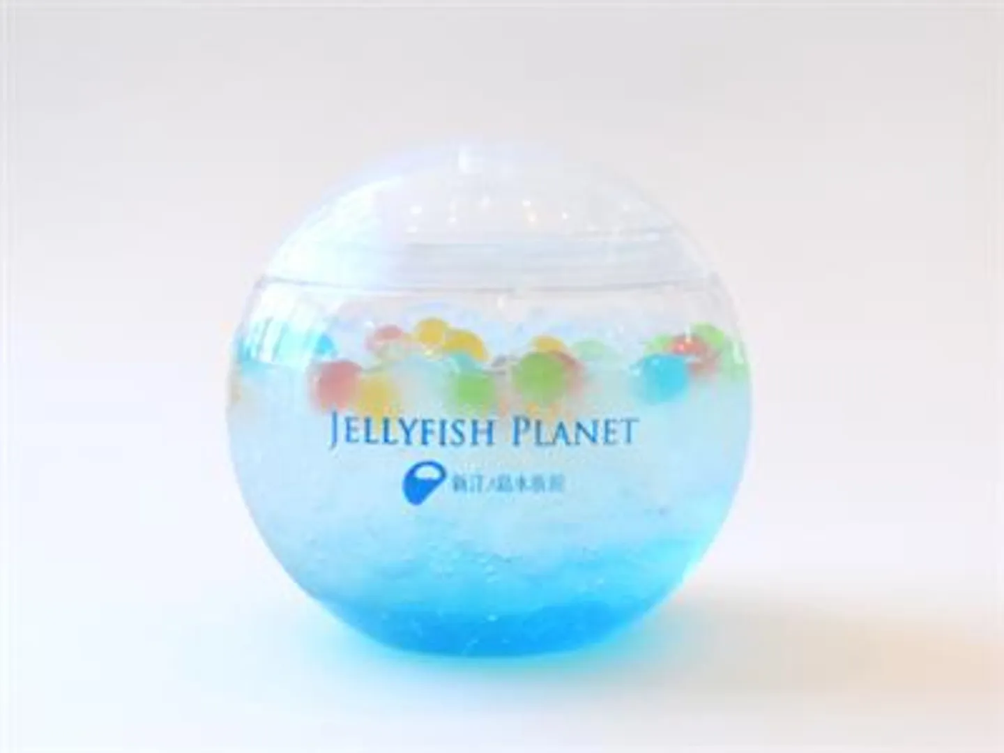 かき混ぜるとクラゲが泳いでいるように見える「クラゲプラネットドリンク」