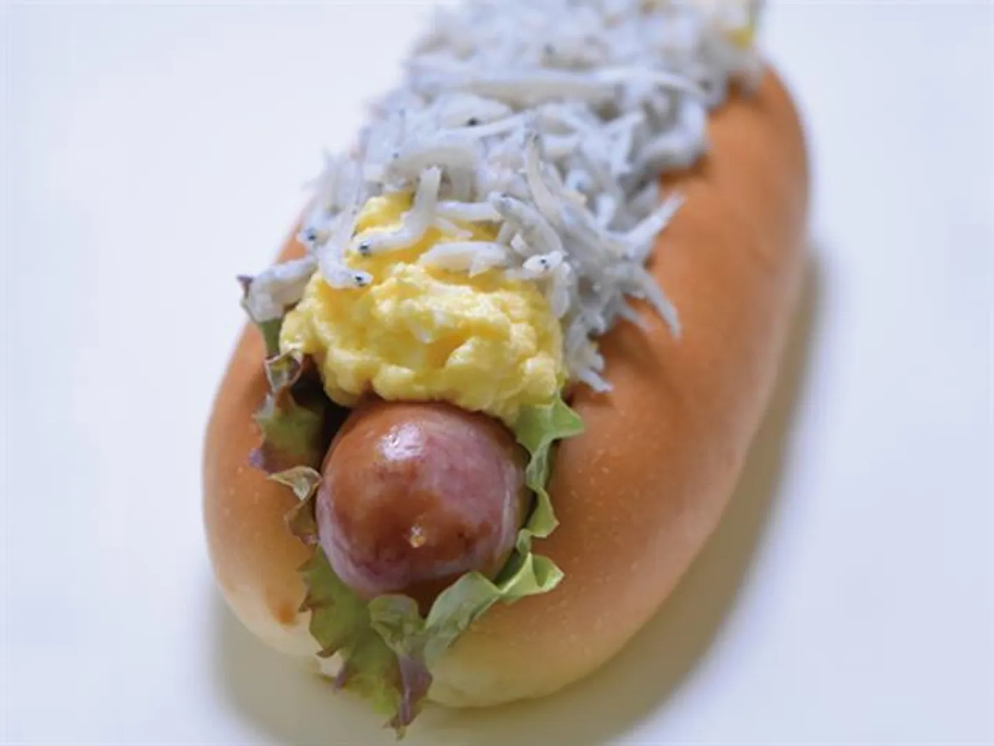 しらすがたっぷりでボリューム満点の「しらすドッグ」