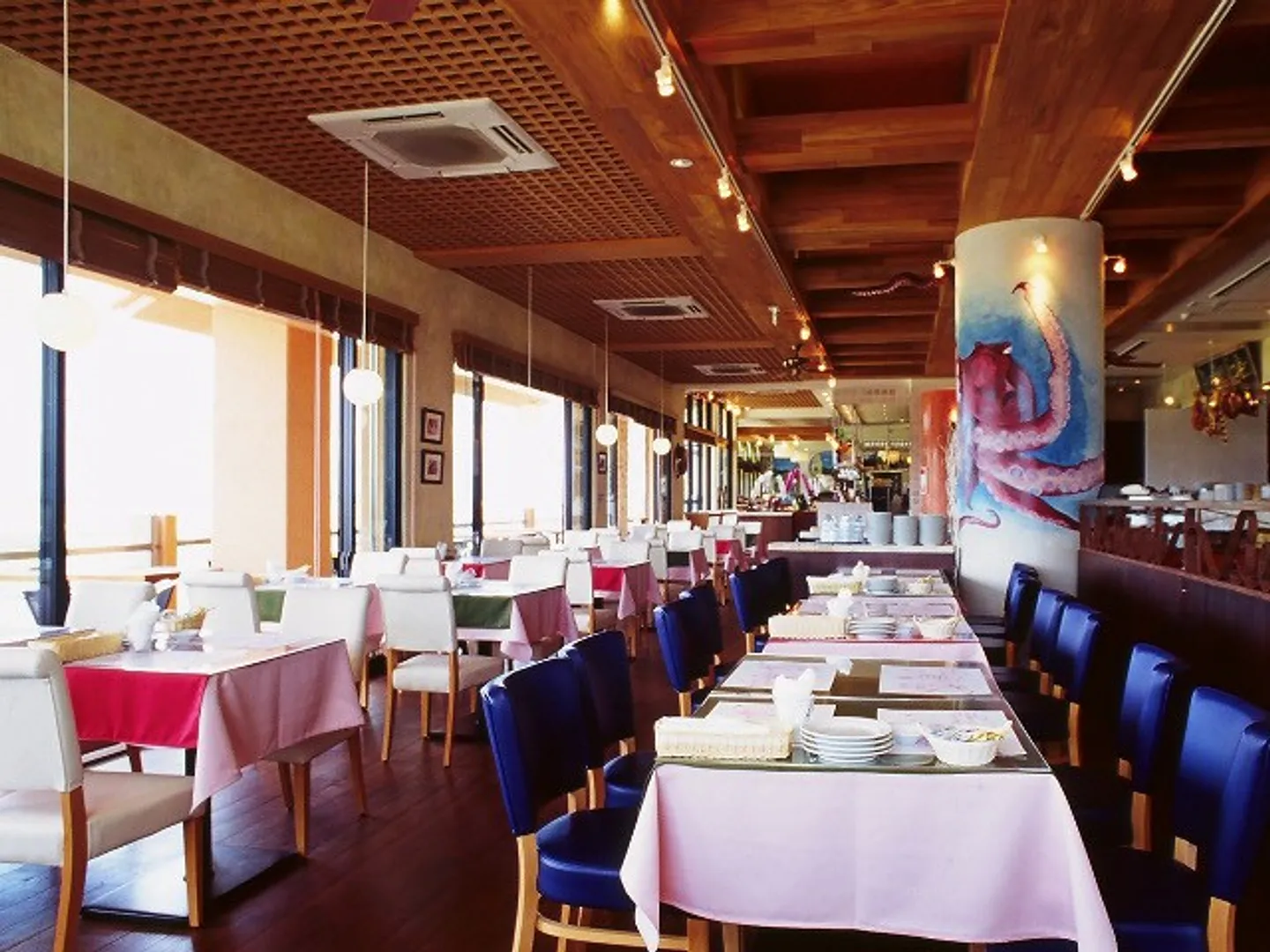 全席オーシャンビュー、オープンキッチンの開放的な店内