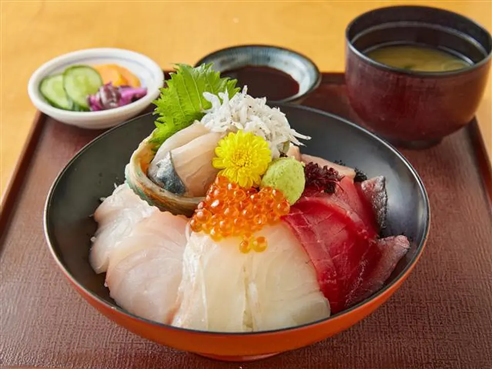本日のイチオシを中心に鮮度抜群の刺身を甘みのある返し醤油で食べるのが魚國の海鮮丼