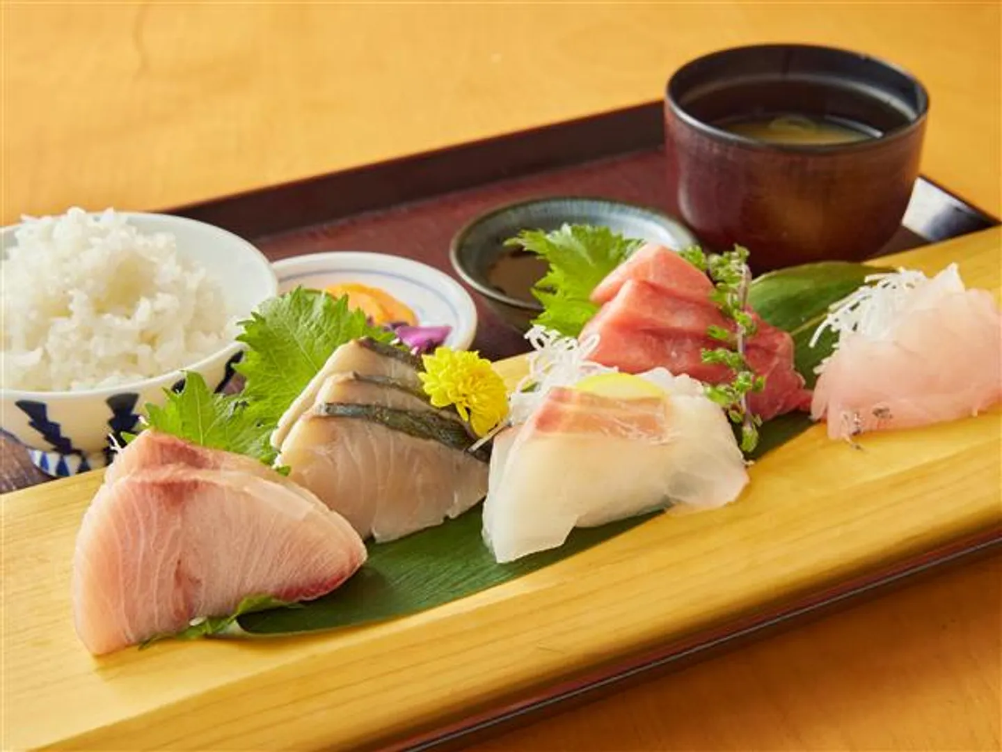 小田原魚市場で仕入れた旬の魚や新鮮な魚介をたっぷり堪能できる刺身盛合せ御膳