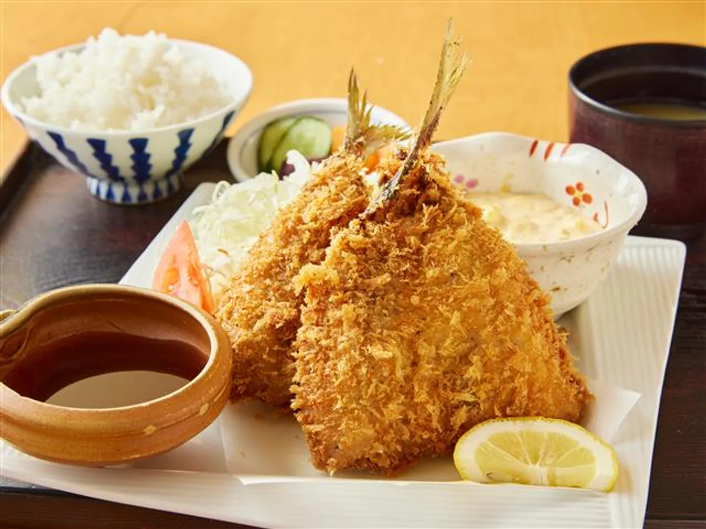 自家製タルタルのあじフライ御膳、ランチ数量限定。サクサクの衣を噛みしめると旨味が口に広がる