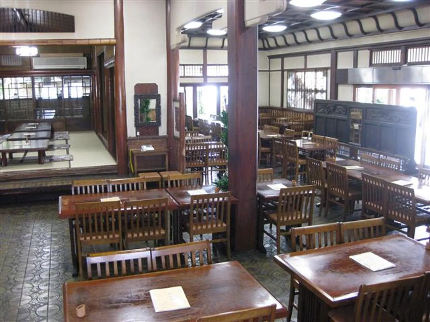 食堂内観、小上がり(座席)