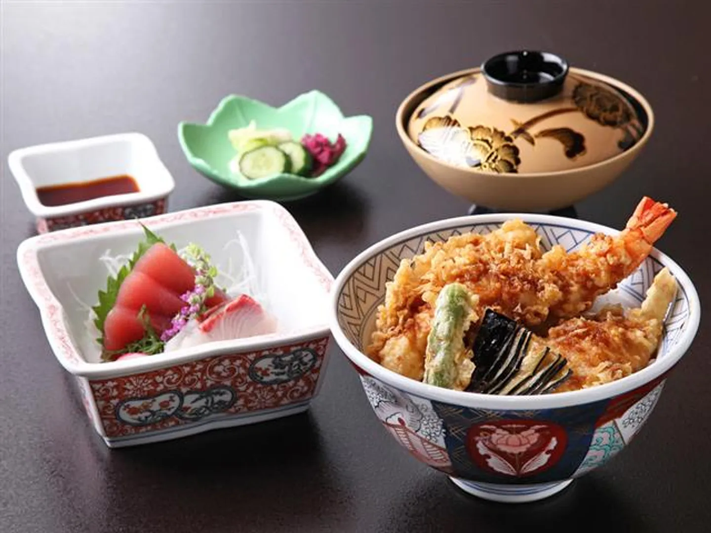 天丼、お刺身、季節のお吸い物碗、香のもの