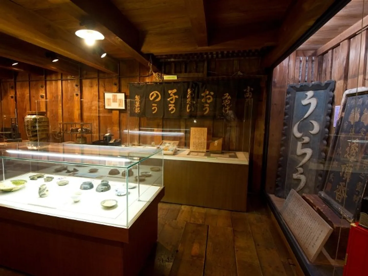 明治18年(1885)築の蔵を改装した「外郎博物館」では外郎家ゆかりの品々を展示(入館無料 )