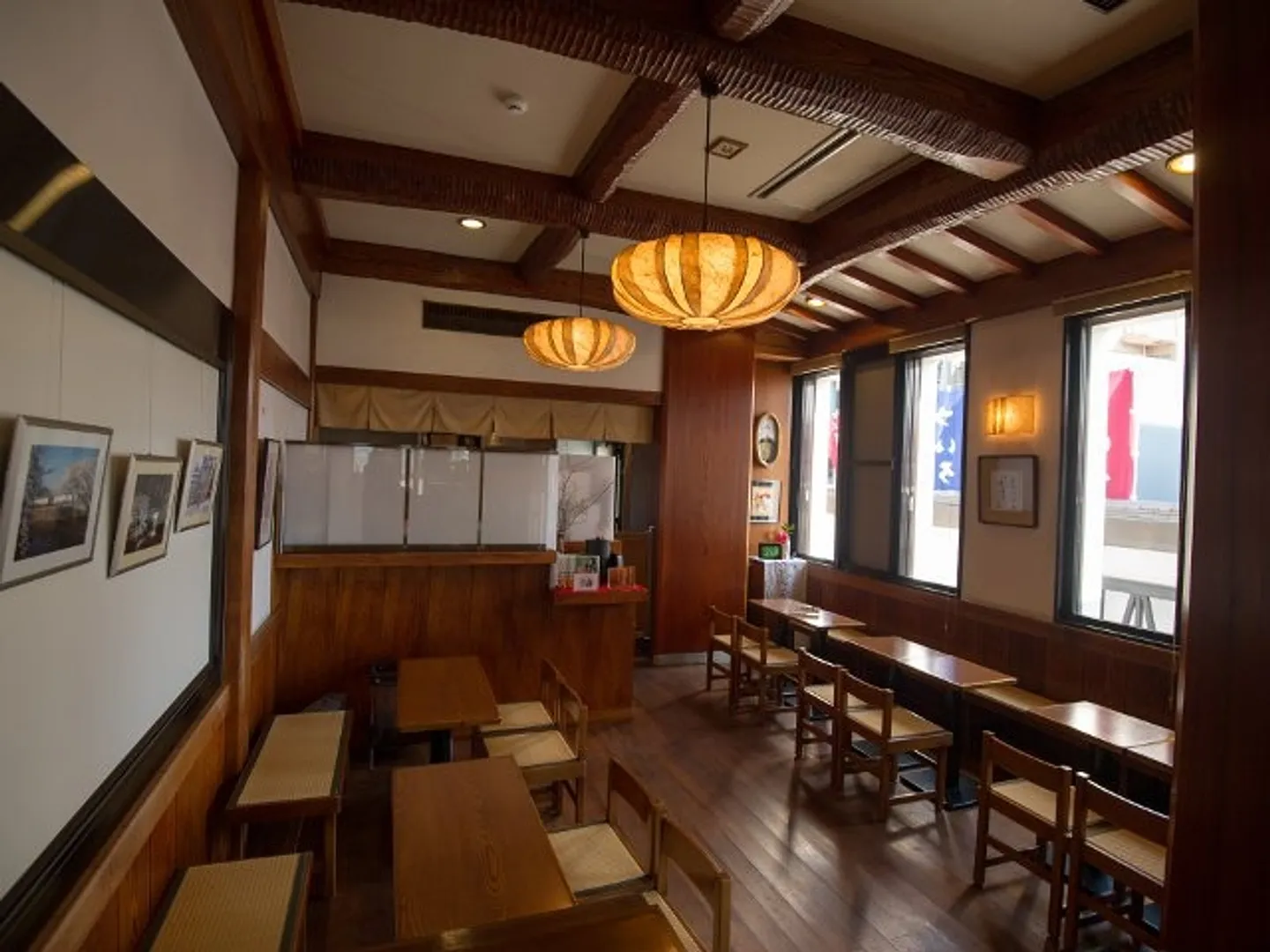 併設された喫茶では梁のある落ち着いた空間で、御抹茶と共に季節の創作甘味が楽しめる