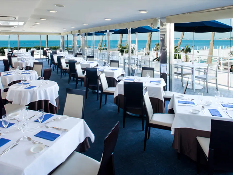 洗練された店内からは相模湾を一望