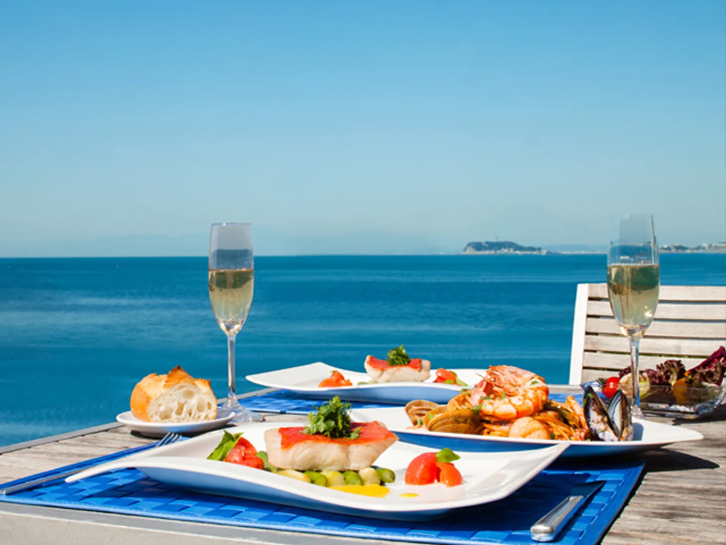 旬の素材を使った彩り豊かな料理を楽しめる