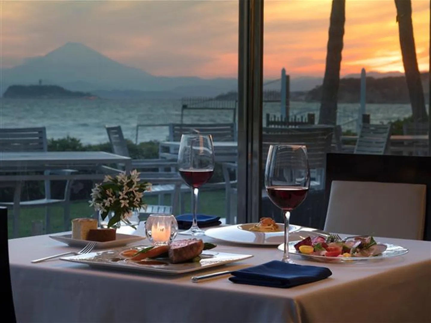 サンセットに浮かぶ富士山を眺めながら