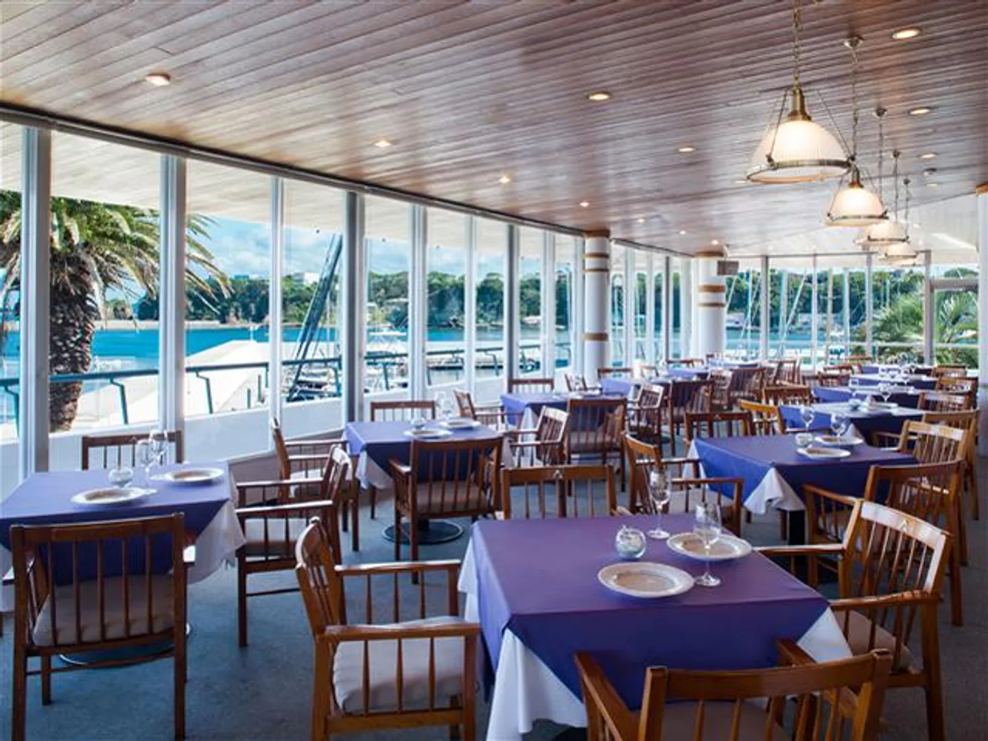 地元食材をふんだんに使った創作料理を気軽に楽しめるオーシャンビューのレストラン