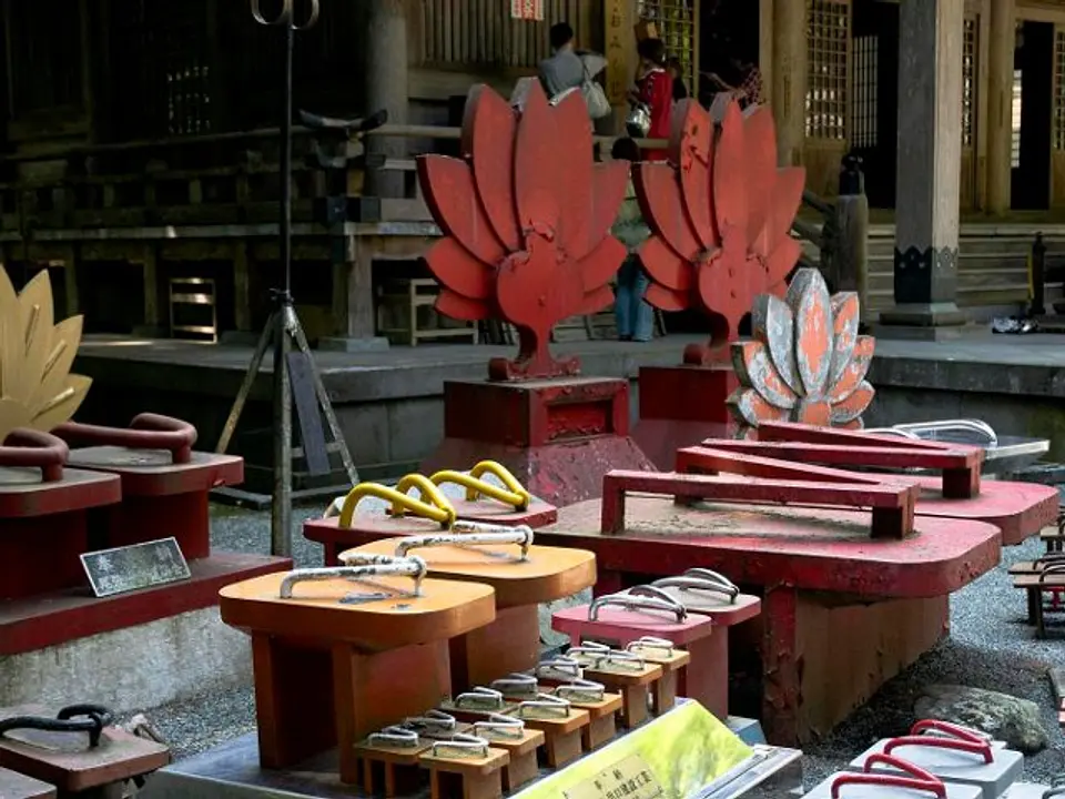 御真殿の脇に大小さまざまな下駄が奉納されている