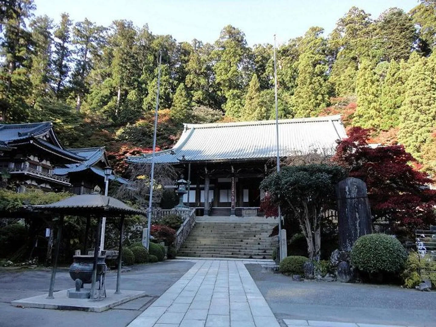 凜とした空気が流れる最乗寺境内。本尊釈迦牟尼仏、伊東忠太設計