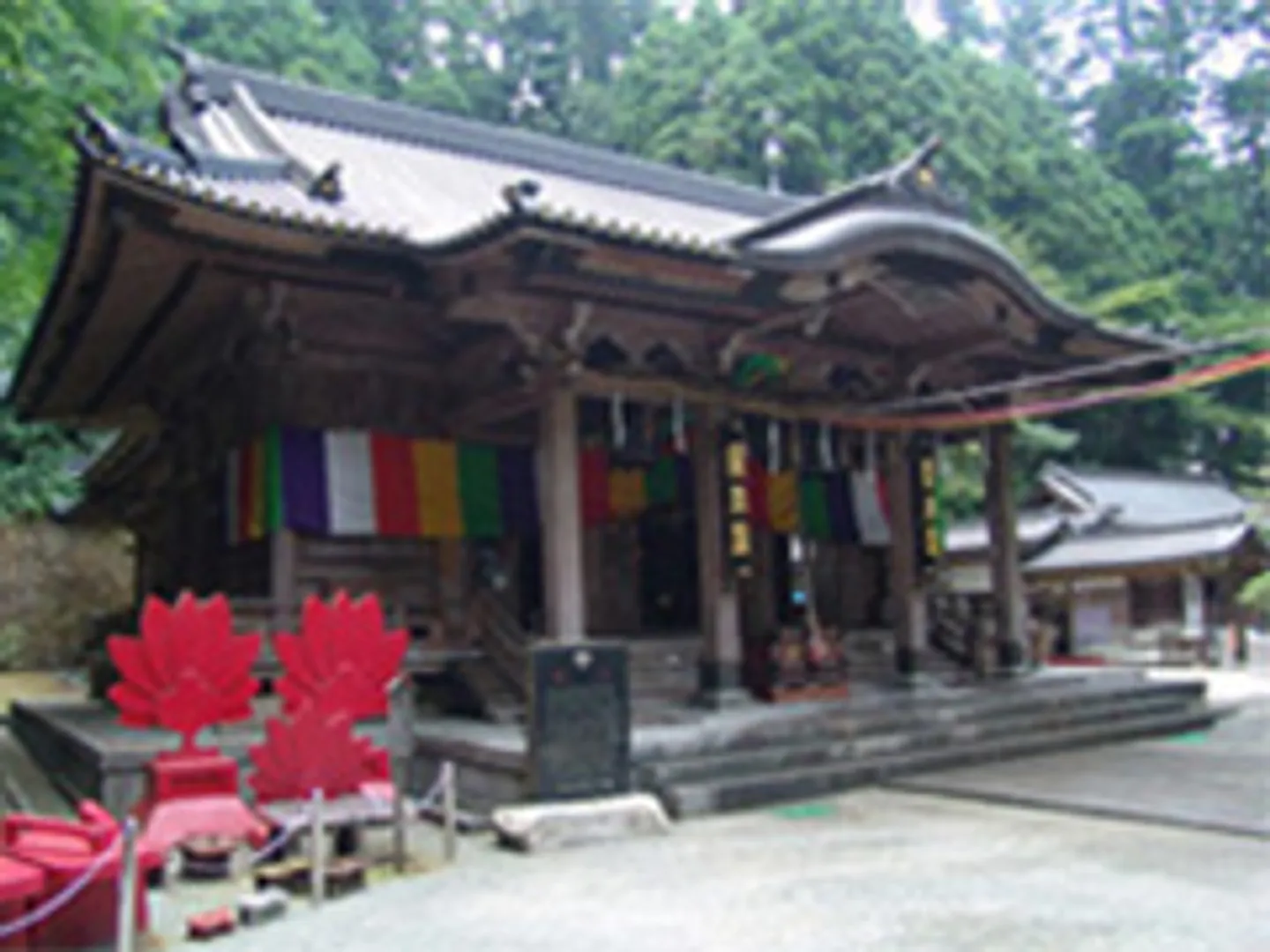 御真殿。日々、参拝者の願いをのせて祈祷が行われる