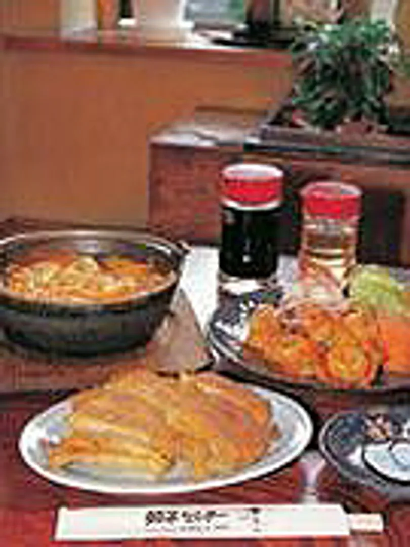 焼き餃子(写真手前)