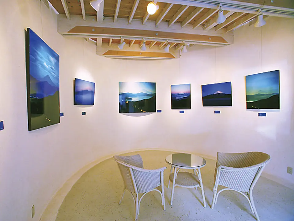 1階の常設展示室。自然素材を使った温かみのある空間