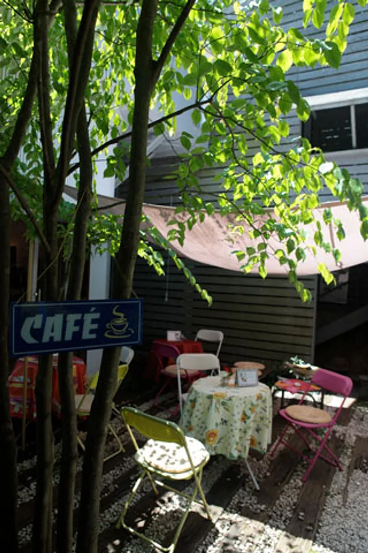 中庭の併設カフェ