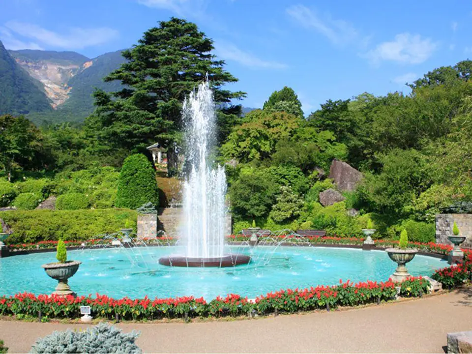 噴水を中心に左右対称に造られた箱根強羅公園