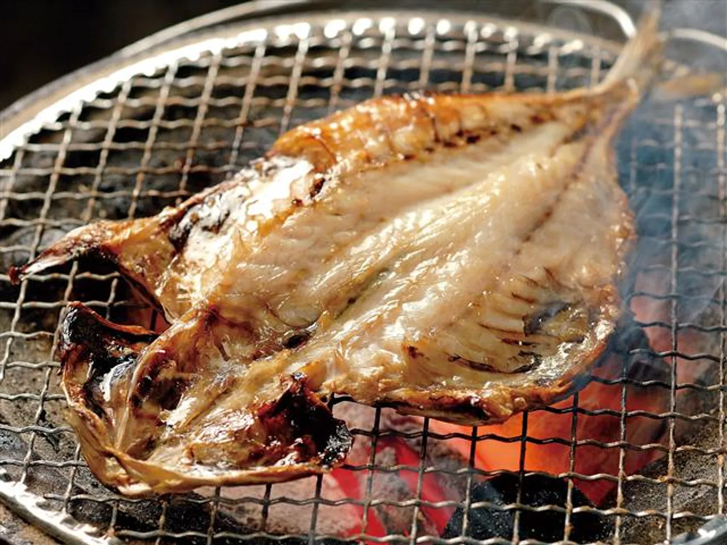 板前と魚屋が厳選し味と品質にこだわりぬいたあじ干物