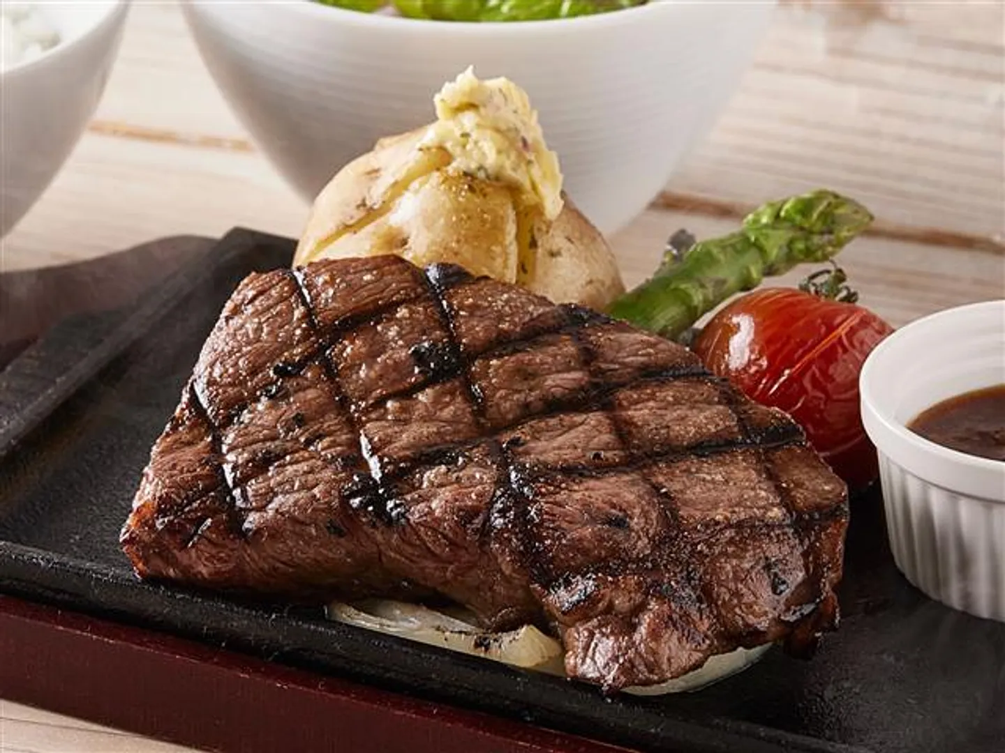 ご当地牛の炭火焼きステーキ