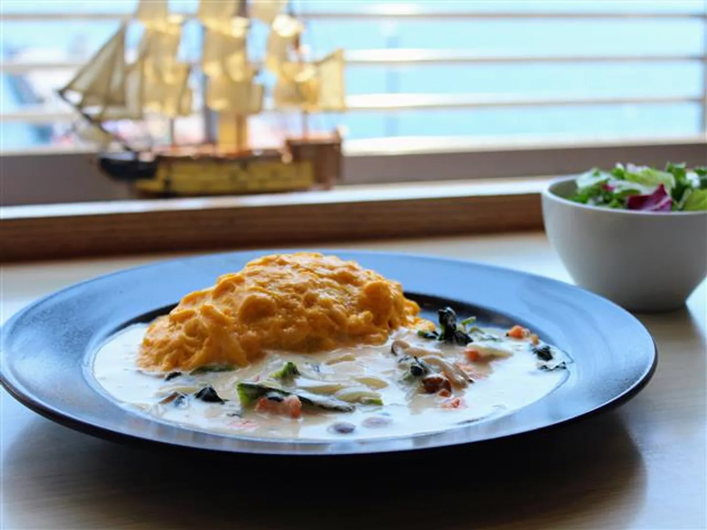 富士山サーモンときのこのふわっとオムライス