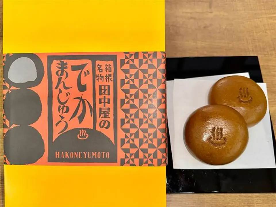 「田中屋のでかまんじゅう」昔ながらの製法で仕上げたオリジナル。1個165円、箱入り(6個)1000円