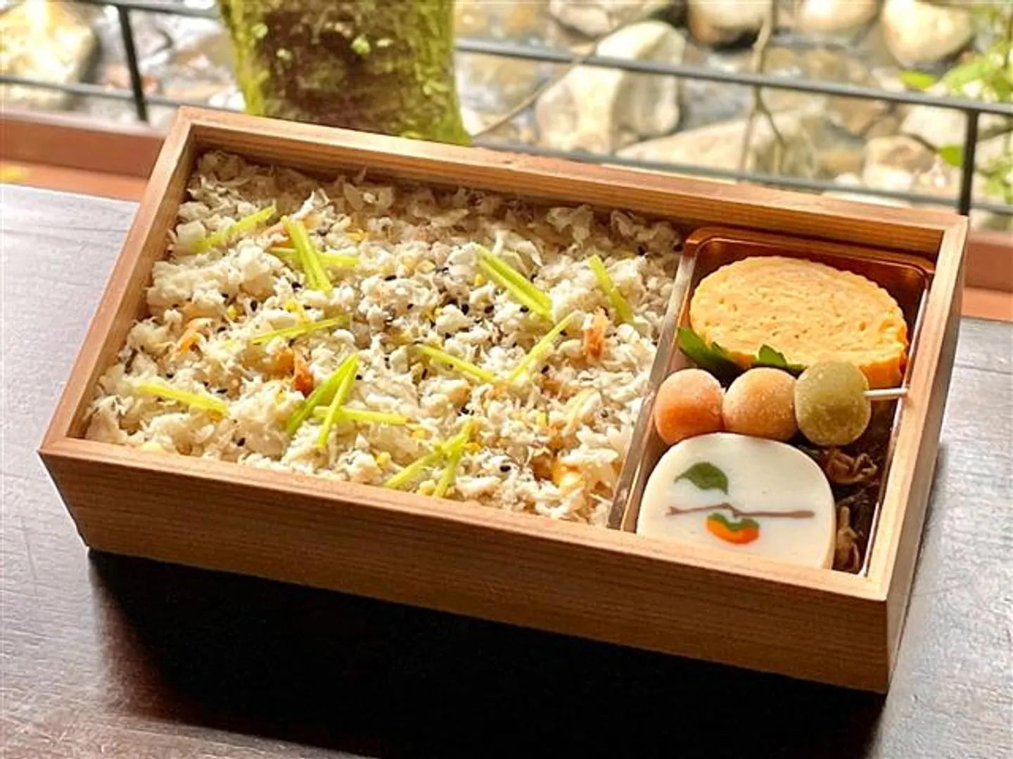 鯛ごはん弁当彩り(テイクアウト専用)、天気が良ければテラス席で食べることもできる。