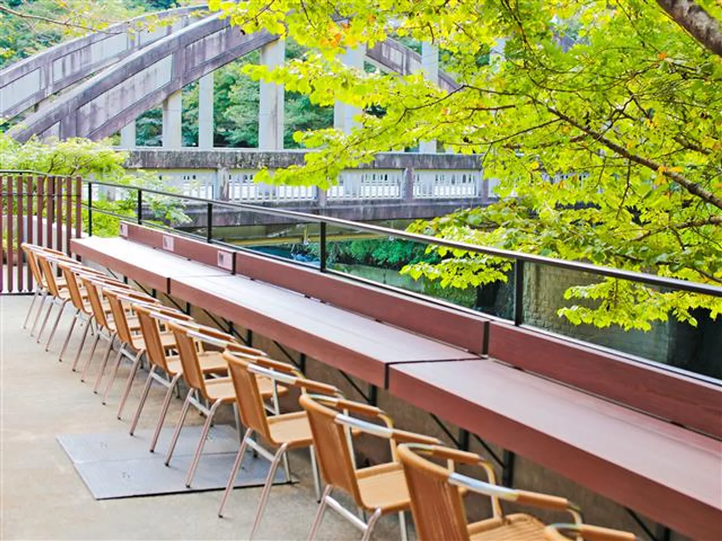 購入したお弁当を食べられるテラス席。お子様連れやペットも利用できる