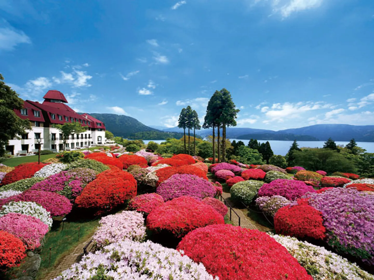 ツツジ庭園と山のホテル本館