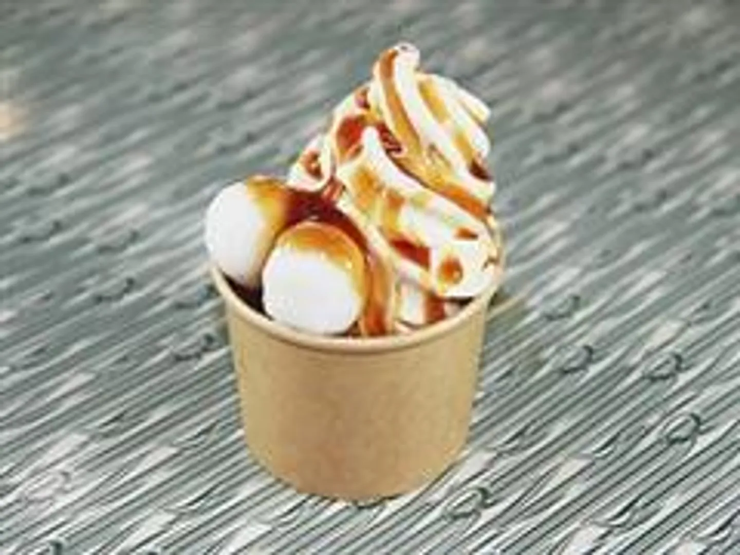 みたらし団子とソフトクリームが1つになった和のスイーツ「みたらしアイス」がおすすめ