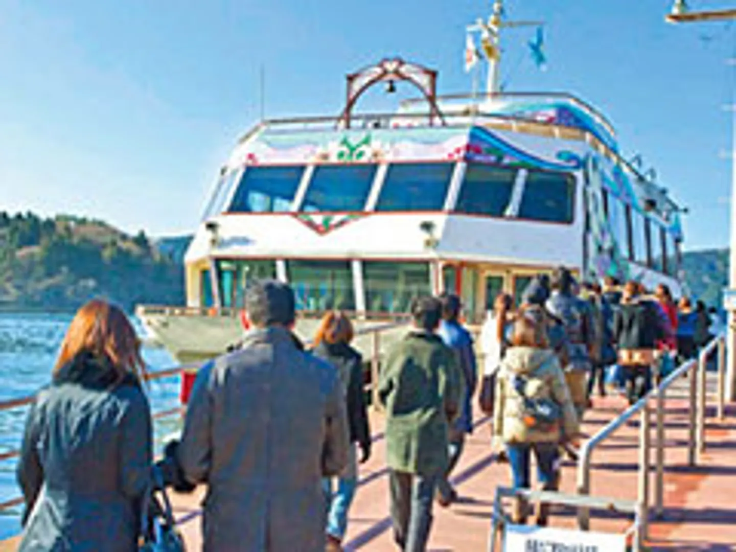 月次祭へ向かう参拝船