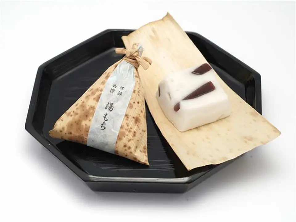 やわらかい餅の中に細かく刻んだ本練り羊羹を練り込んだ銘菓。ほんのり柚子の香り