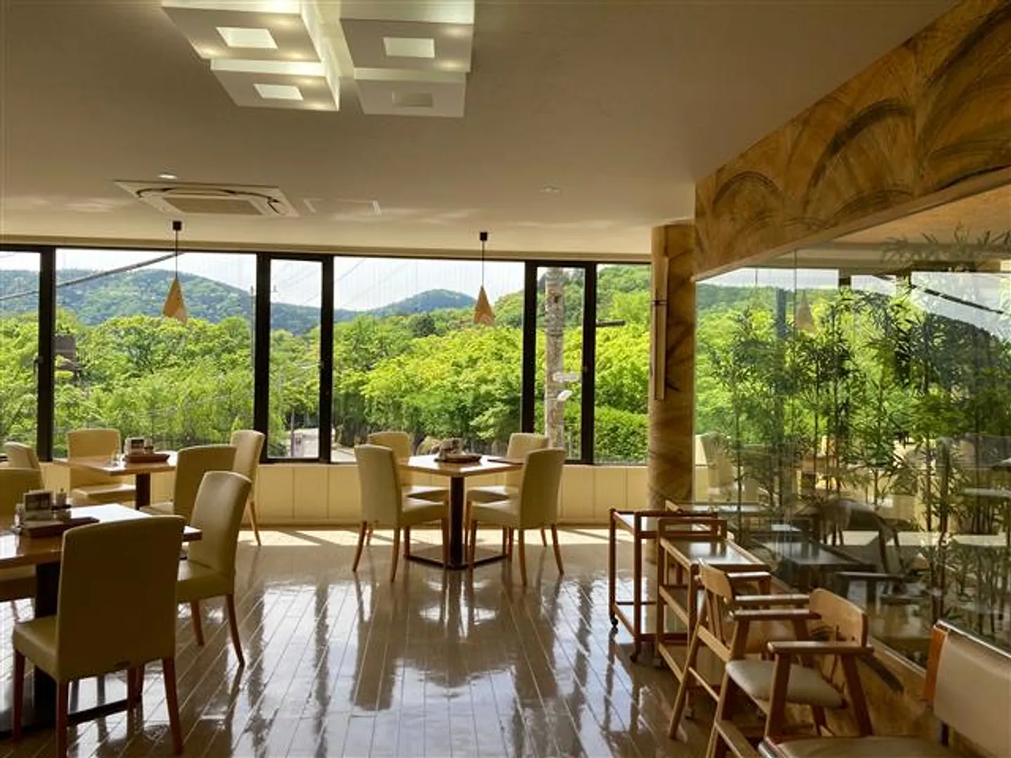 店内からの風景(春)