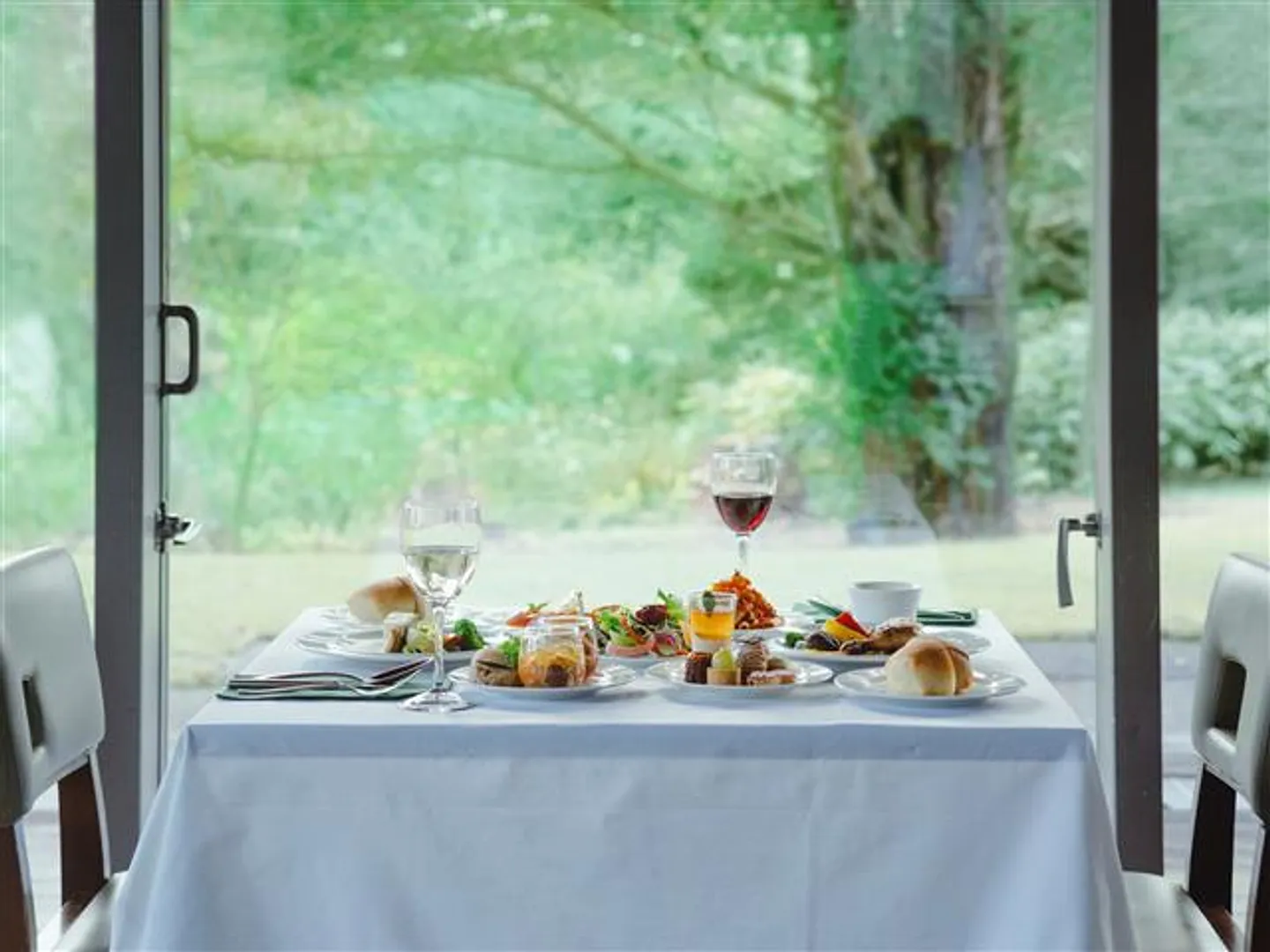 居心地のいいレストランでゆっくり食事を(写真はイメージ)