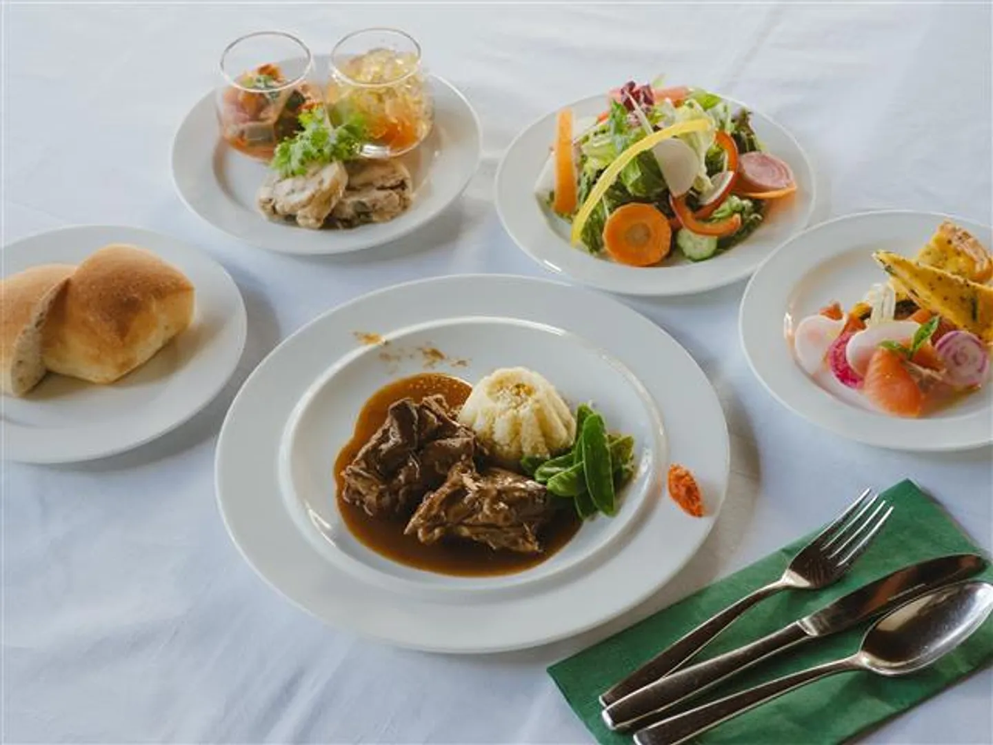 メイン＆ビュッフェセットのランチは季節により異なる(写真はイメージ)