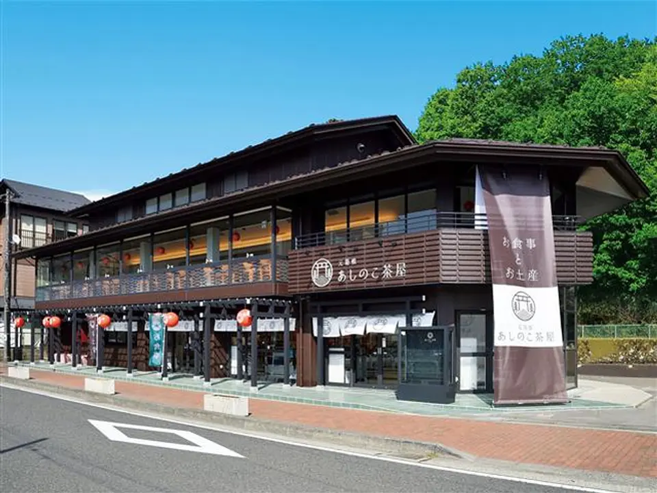 五つ星お米マイスターが厳選したオリジナルブレンド米を、注文を受けてから一つひとつ土鍋で炊き上げる