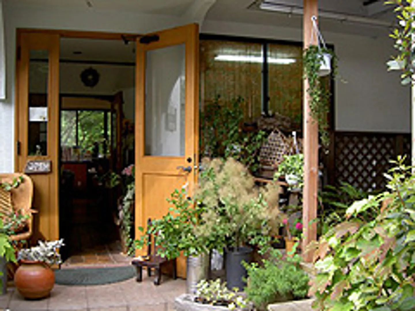 季節の花に囲まれたpaSeo