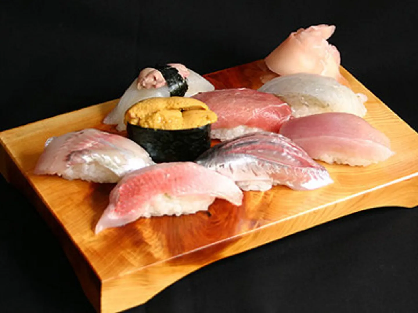 地魚6貫に豊洲のウニ・トロが付く真鶴の一例(合計10貫で全部地魚に変更可能)