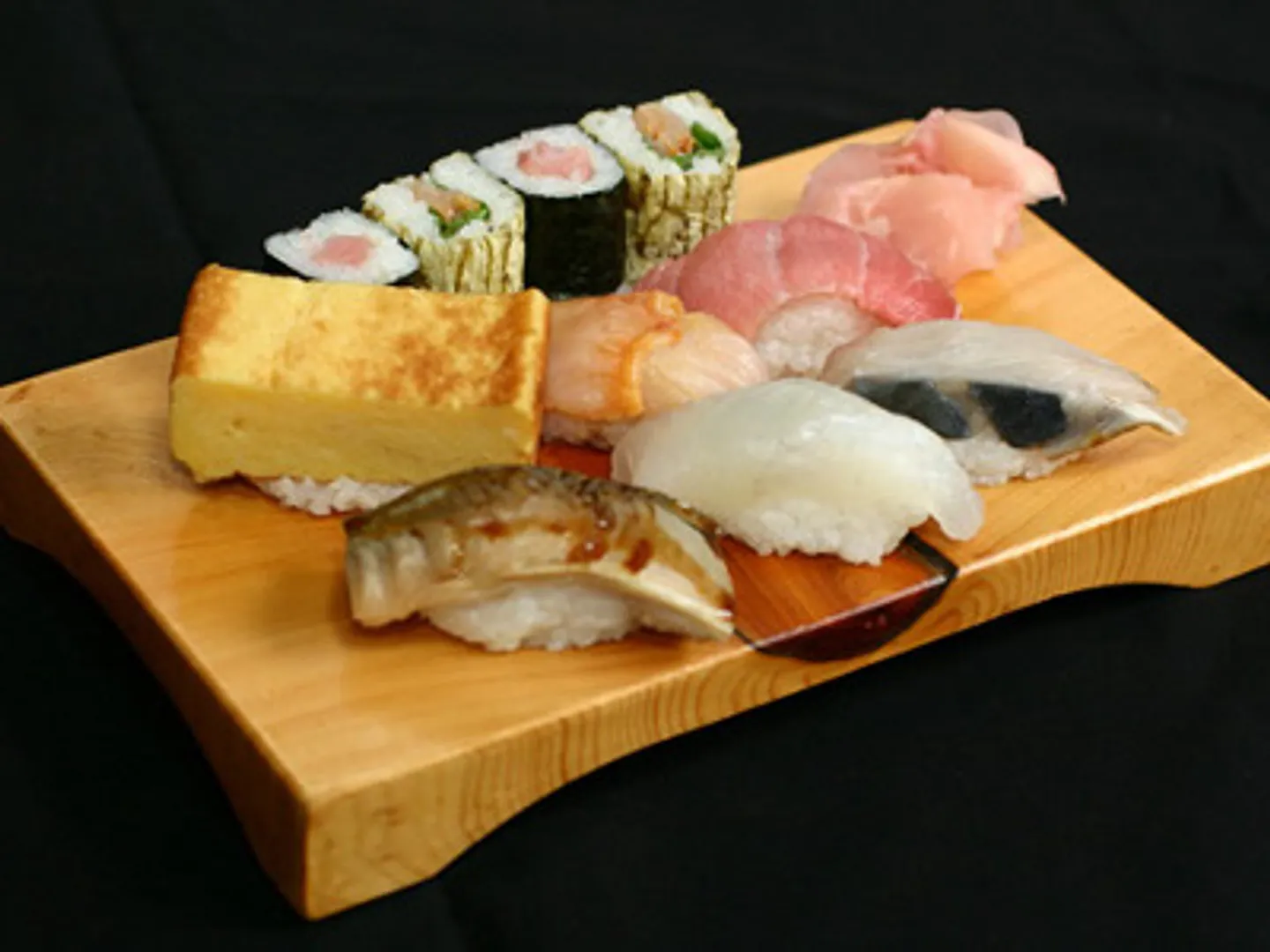 自家製玉子焼きや豊洲のトロ、地魚等合計6貫と巻き物の特上セットの一例(セット内容変更可能)