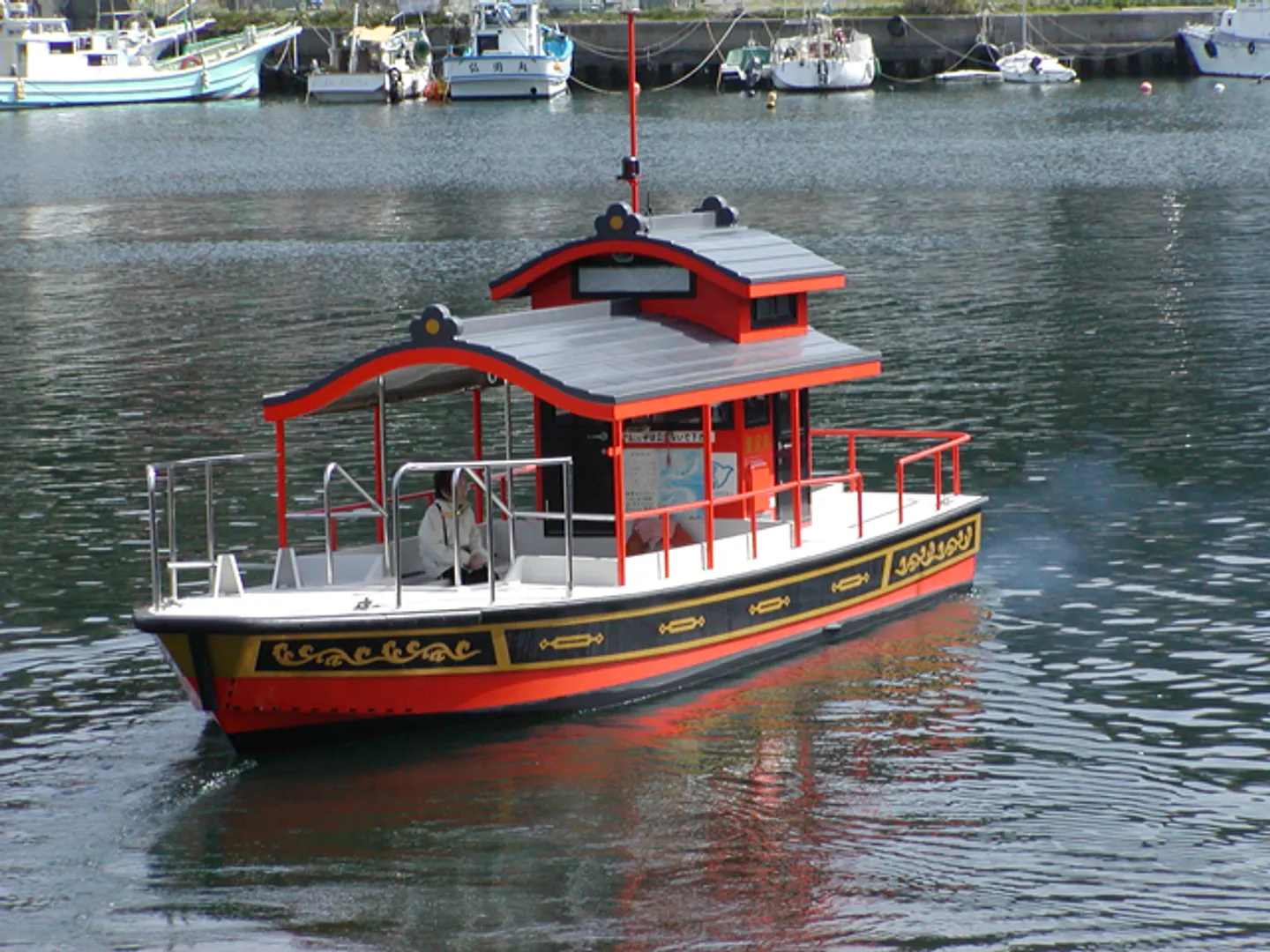 平成10年(1998)建造の愛宕丸。航路は浦賀海道と呼ばれている