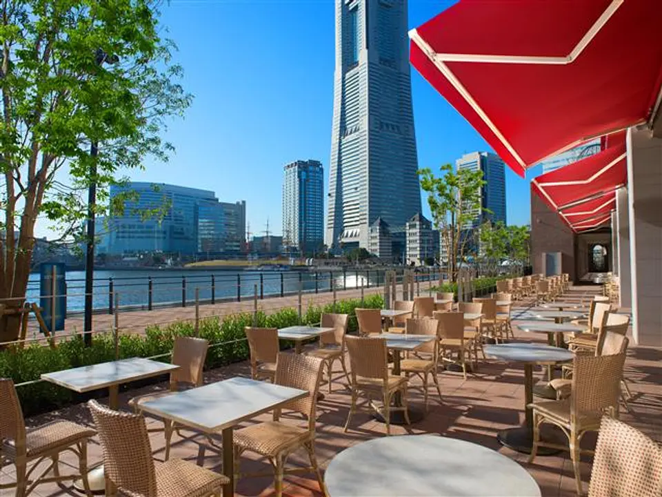 運河に面した開放感抜群のテラス席