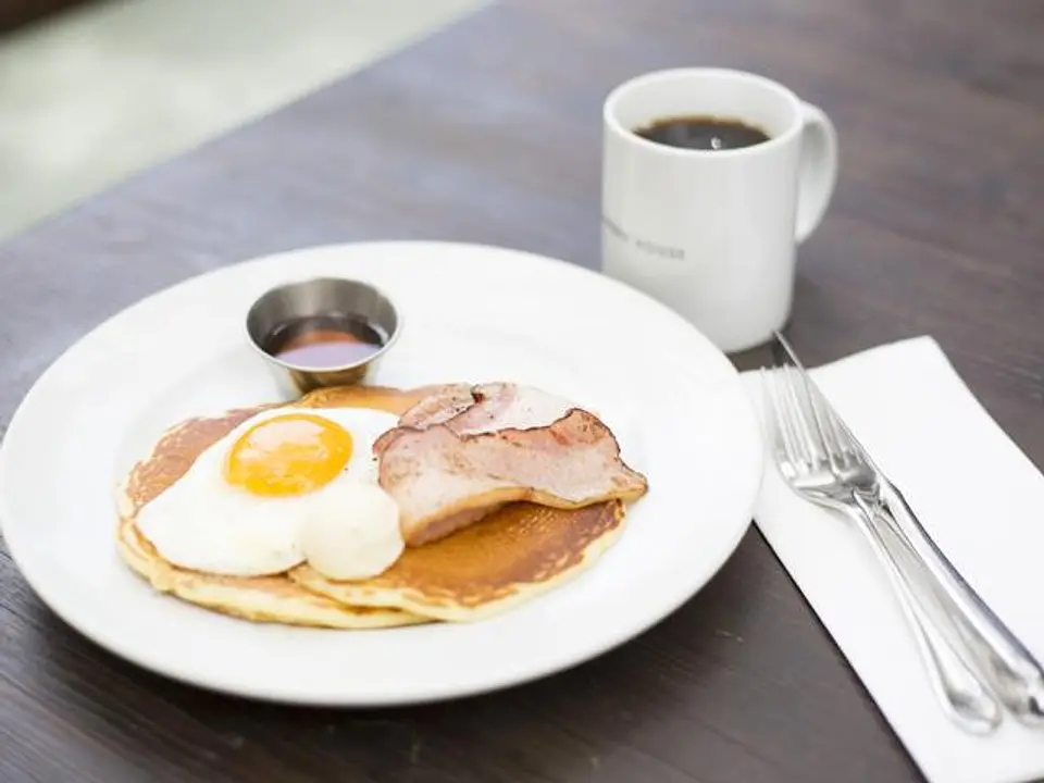 オリジナルバターミルクパンケーキ ベーコン＆エッグ