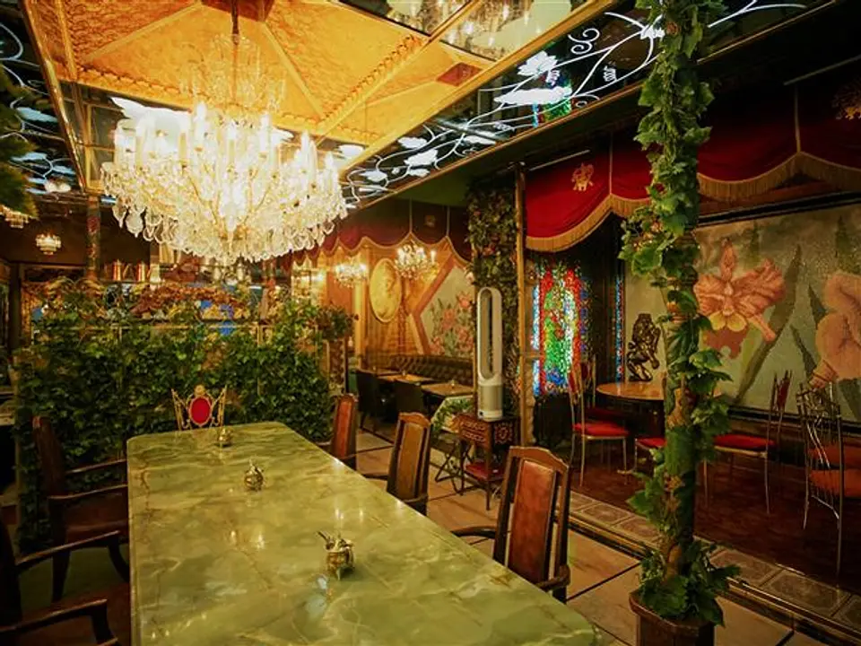 シャンデリアが煌めく豪華絢爛な特別室「オーキッド」