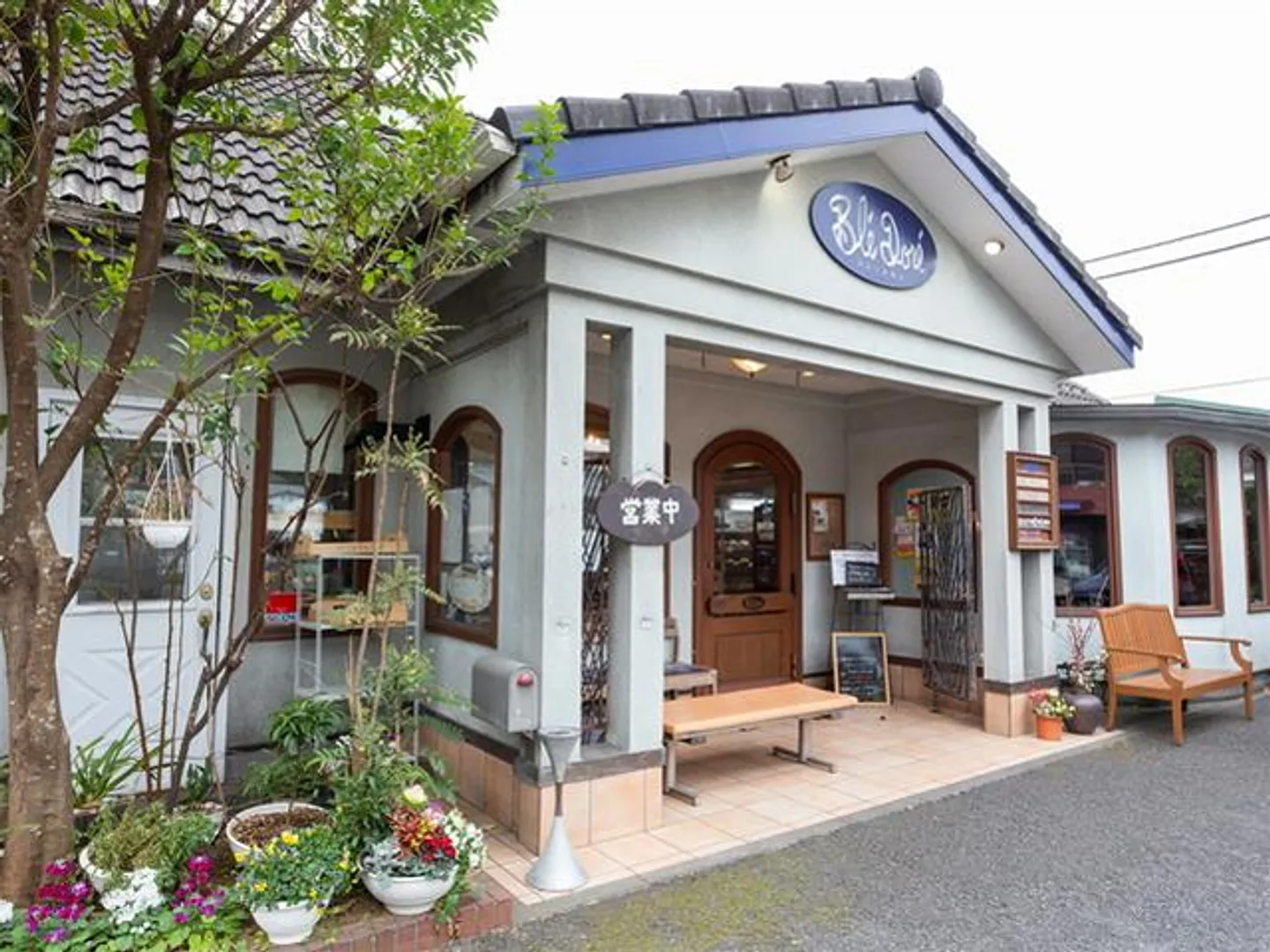 JR逗子駅からバスに乗車し、20分ほどの住宅街に位置